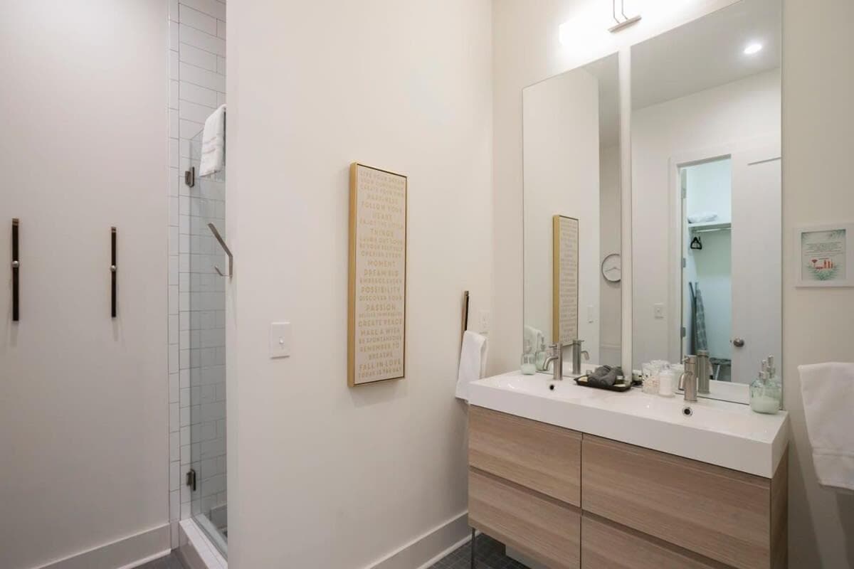 Five Block Walk From Historical Downtown Franklin