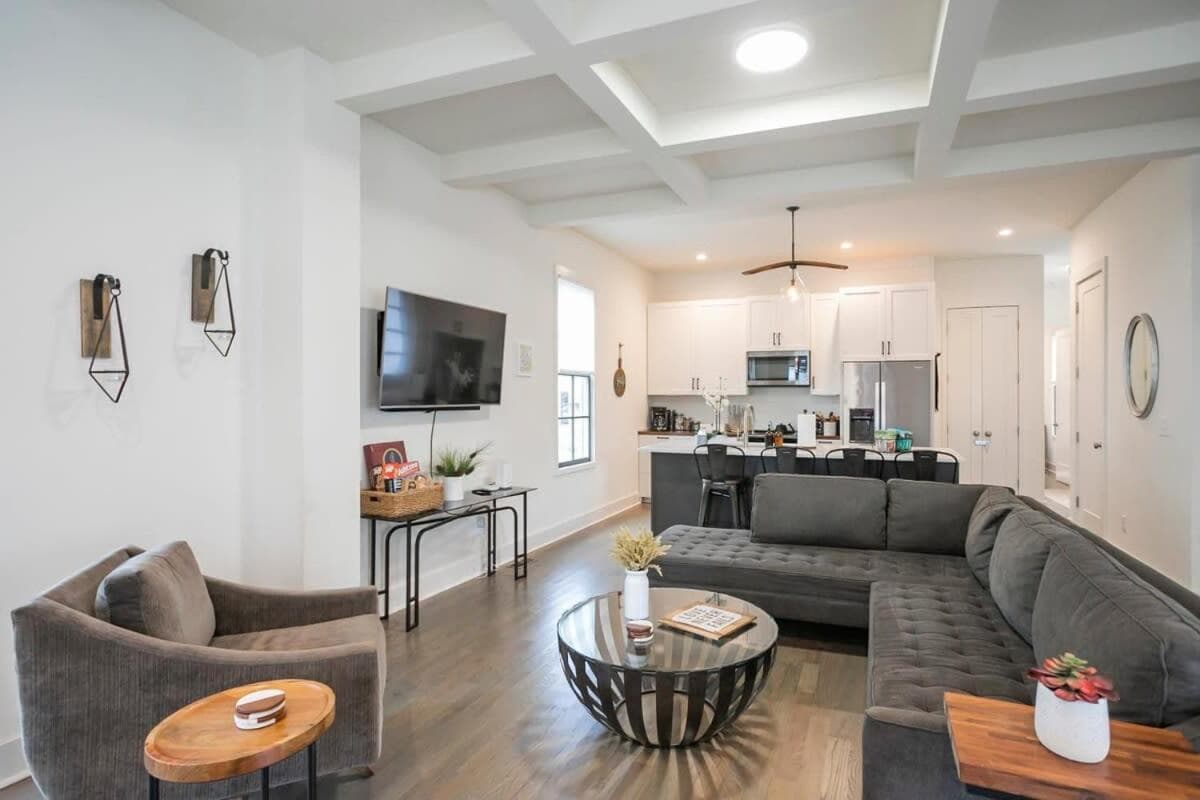 Five Block Walk From Historical Downtown Franklin