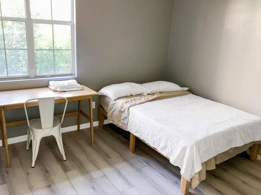 Corporate Retreat - Stylish 2BR Condo with Pool, Balcony & Fast Wi-Fi, Minutes from Downtown Wilmington