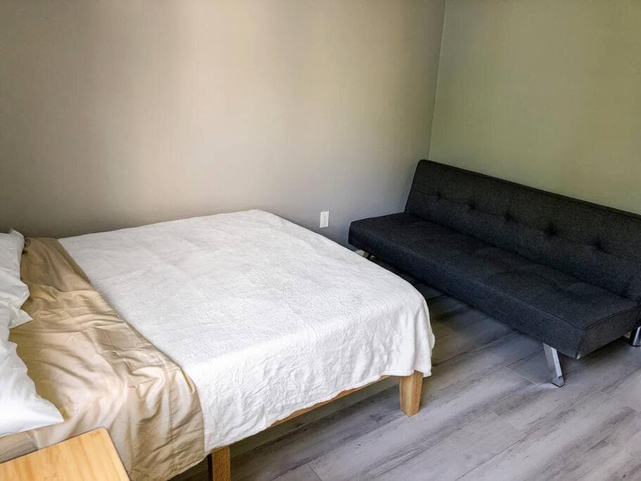 Corporate Retreat - Stylish 2BR Condo with Pool, Balcony & Fast Wi-Fi, Minutes from Downtown Wilmington