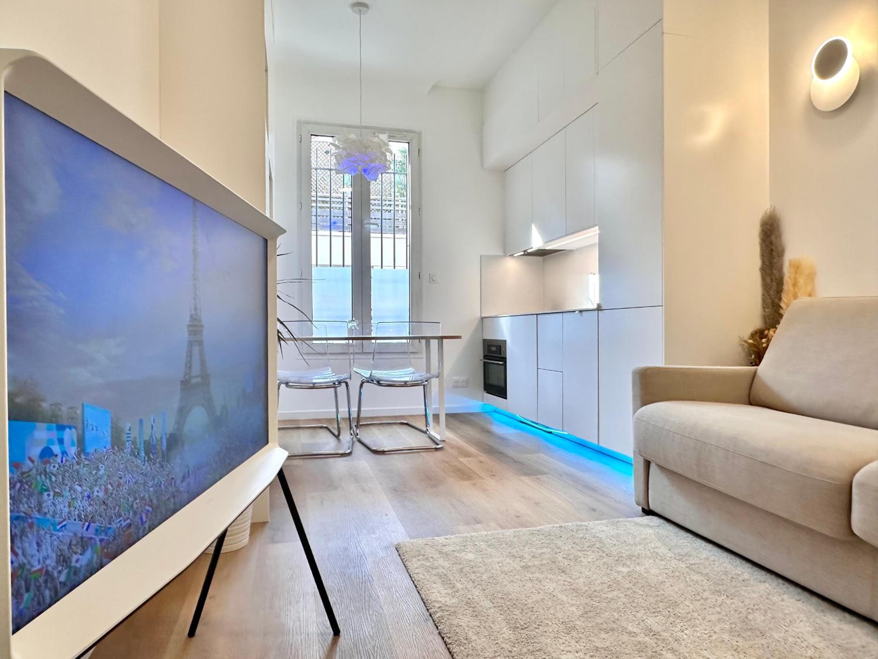 APT White Pearl - Metro Paris