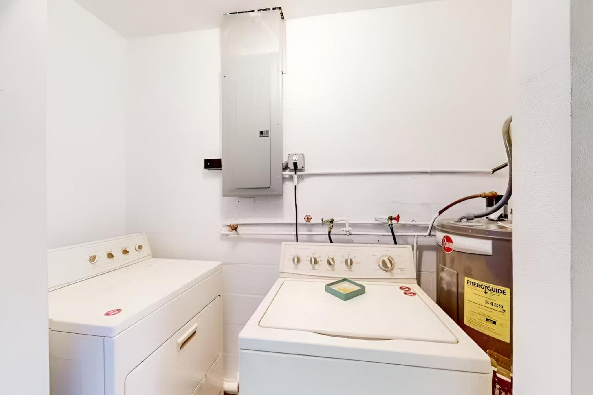 Spacious 4 bedroom 3 bath Clearwater Vacation House Cowboy Pool Fire Pit Games Close to Clearwater Beach Biking Trail Farmers Markets Harbor Health Spa Bay