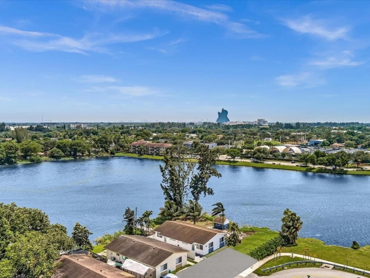 2BR Lakeside Getaway - Peaceful Waterfront Stay