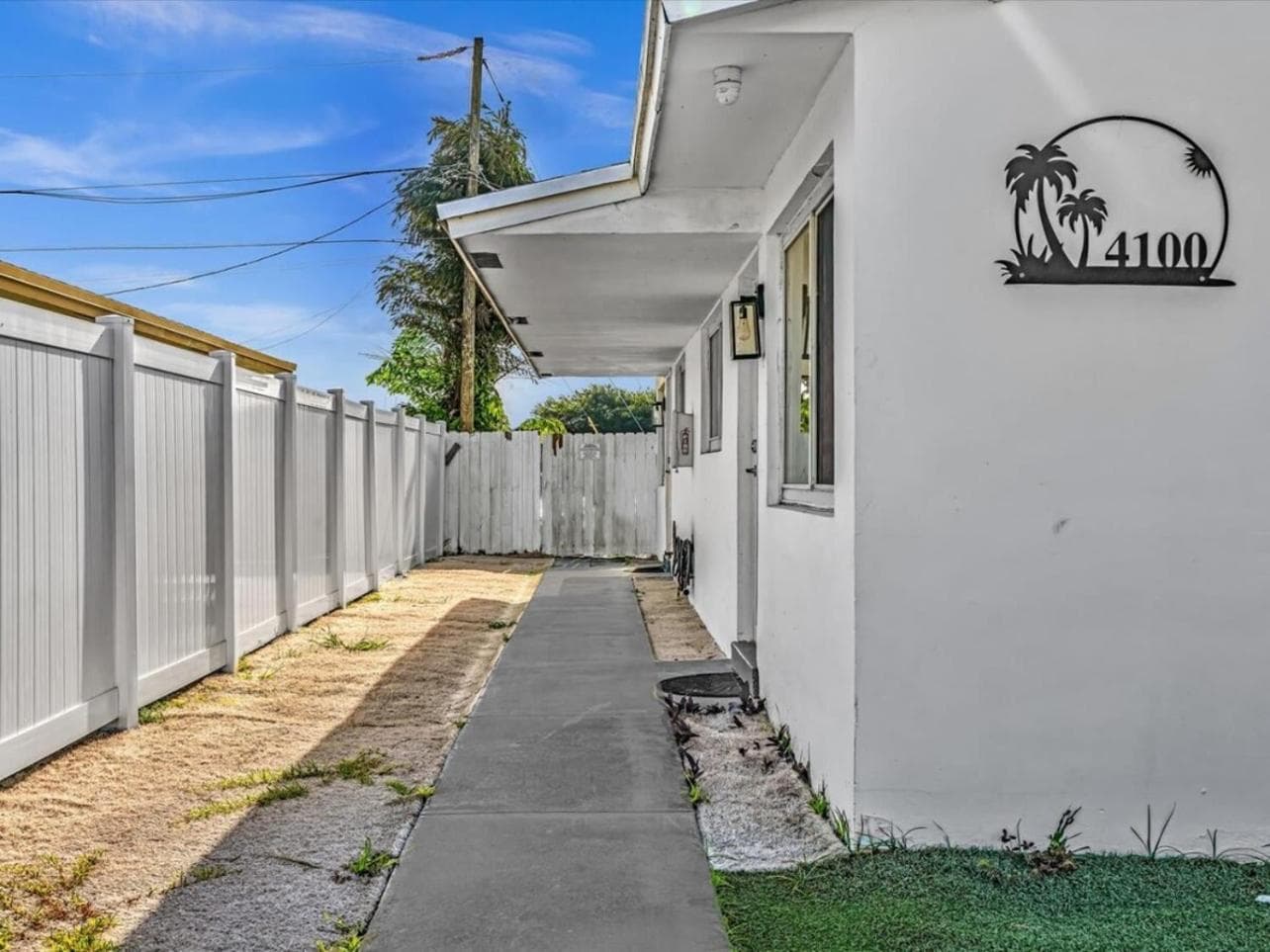 Charming 2BR Lakefront Cottage in Davie near Beach