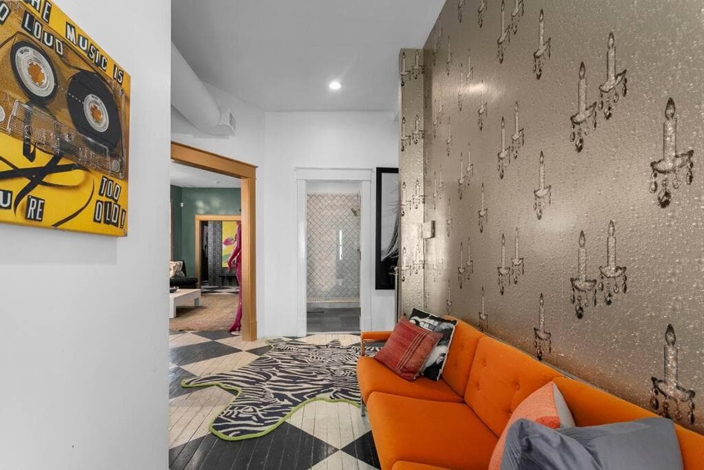 3 Bedroom Penthouse Downtown Close to Everything