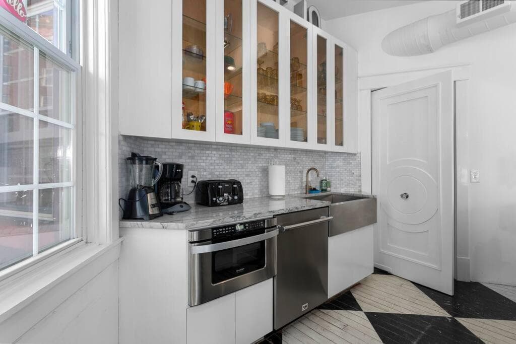 3 Bedroom Penthouse Downtown Close to Everything