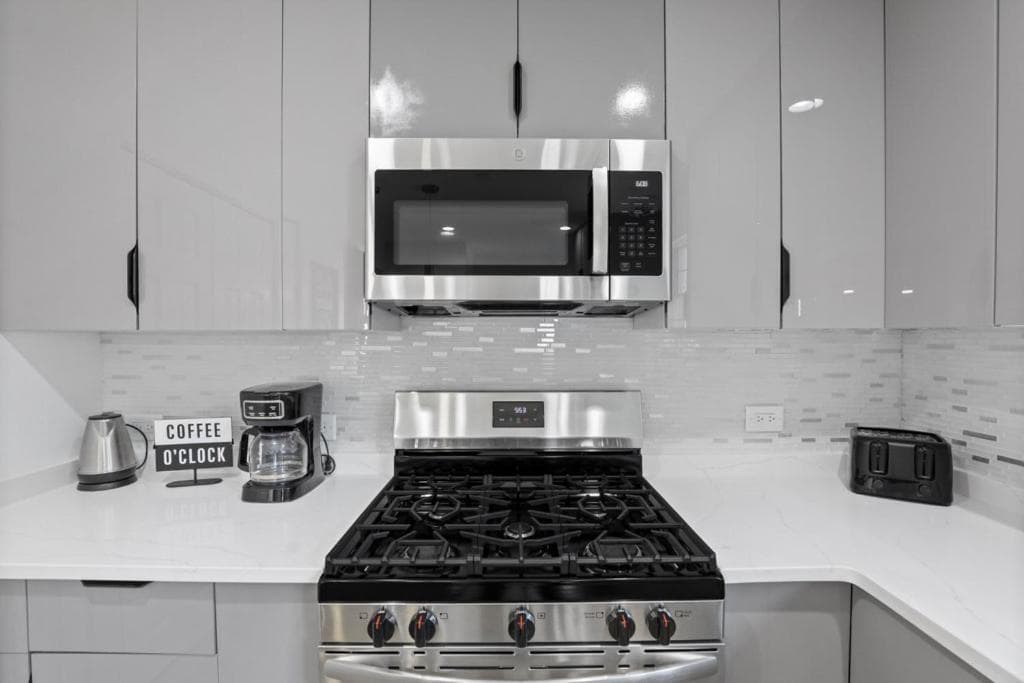 Suburban 4bed2bath Oasis- freshly updated