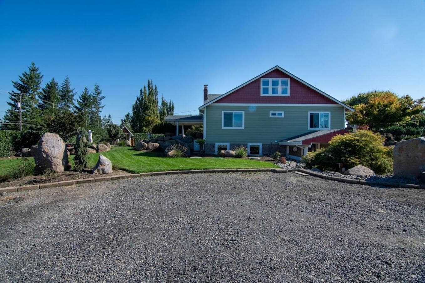 Beautiful Basement Level W Private Back Patio