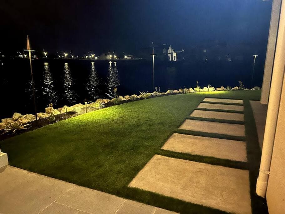 Waterfront Resort Style Villa - 5 min to fastwater