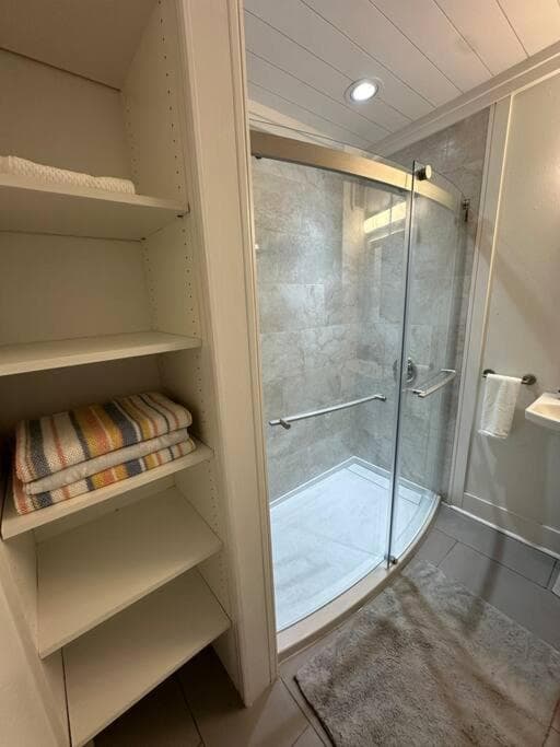 2BR at Lecom Park Downtown Beaches & Ample Parking Space