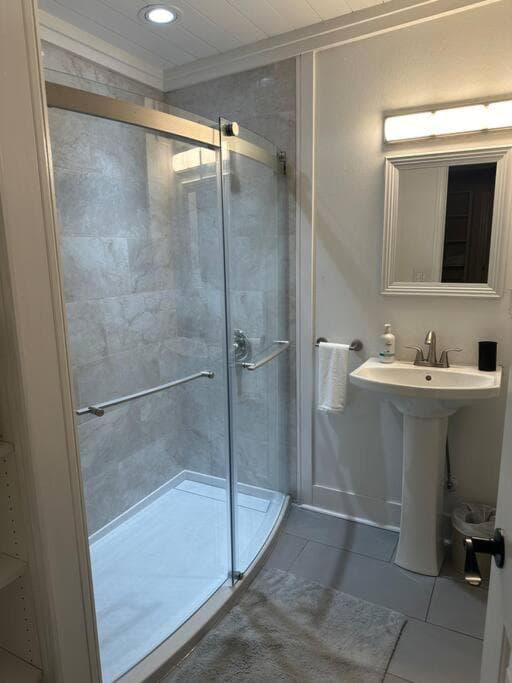 2BR at Lecom Park Downtown Beaches & Ample Parking Space