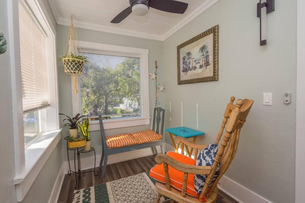 Artsea 2BR Cozy Ample Parking Near Beaches & Lecom Upstairs