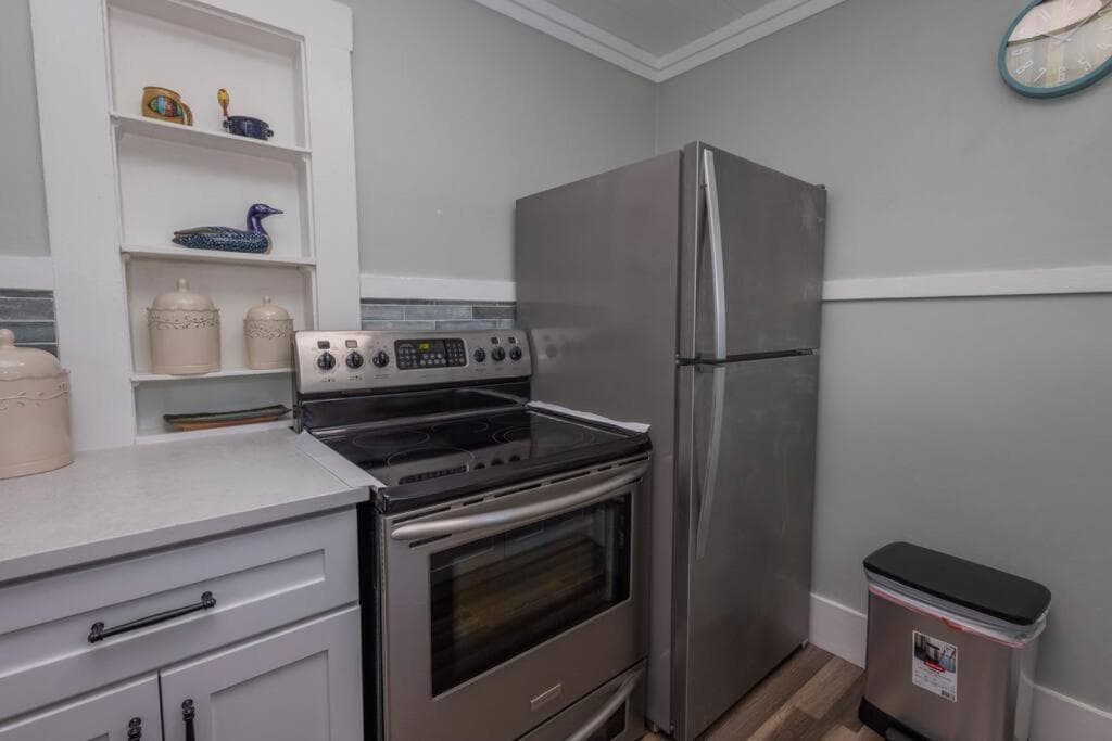 Artsea 2BR Cozy Ample Parking Near Beaches & Lecom Upstairs
