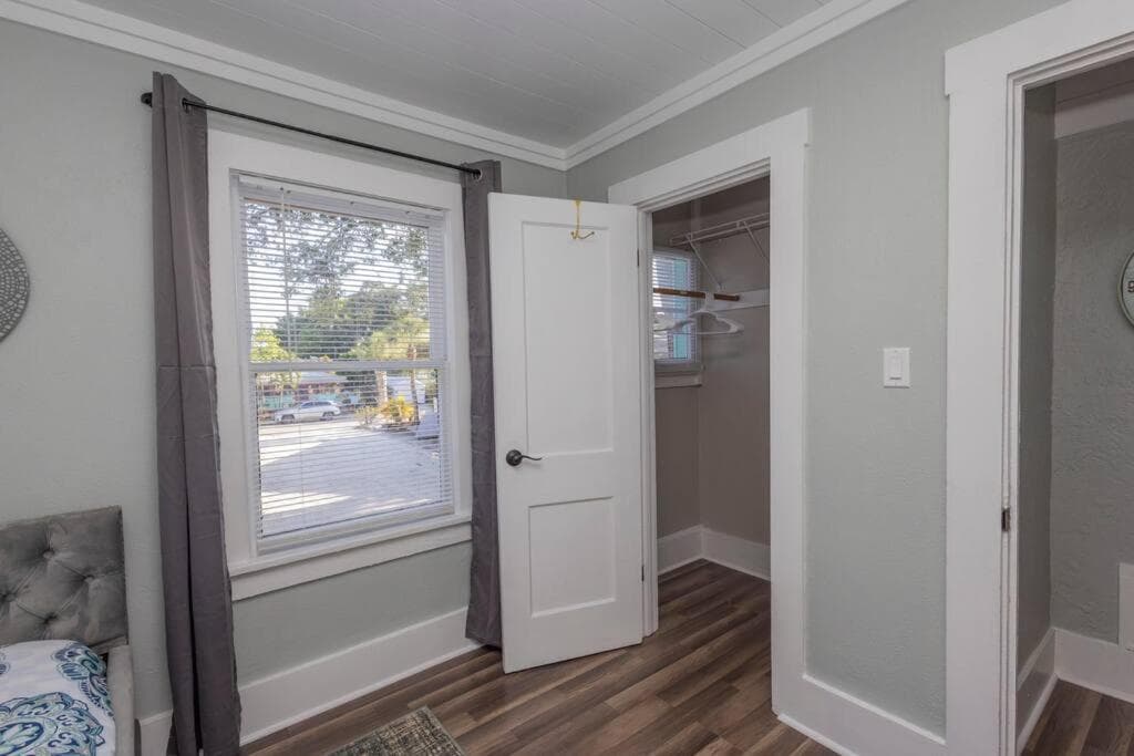 Artsea 2BR Cozy Ample Parking Near Beaches & Lecom Upstairs