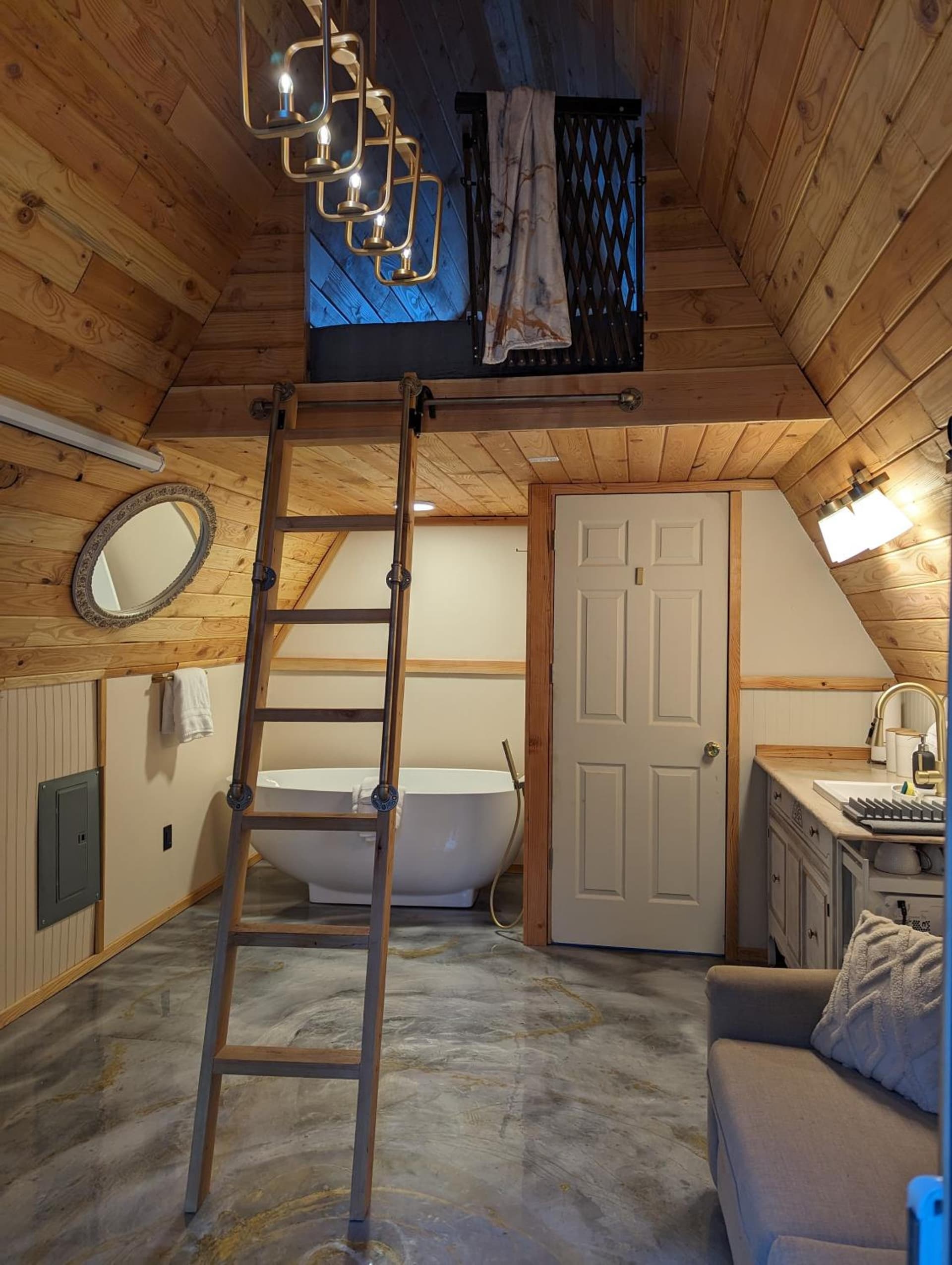 Golden Rings Cabin on Homestead w Hot Tub
