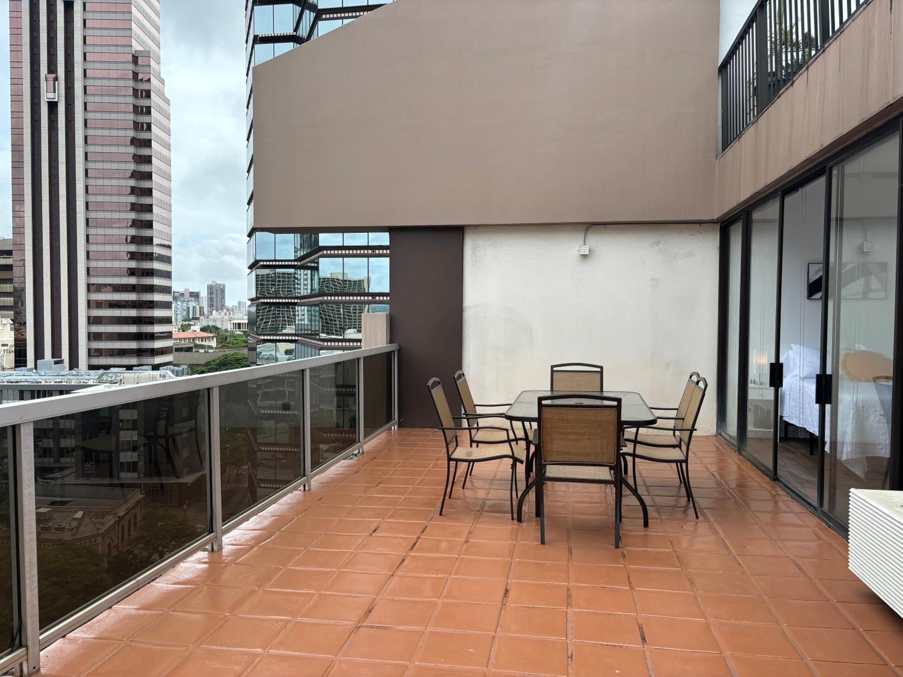Downtown 2BR Huge Patio Free parking WiFi
