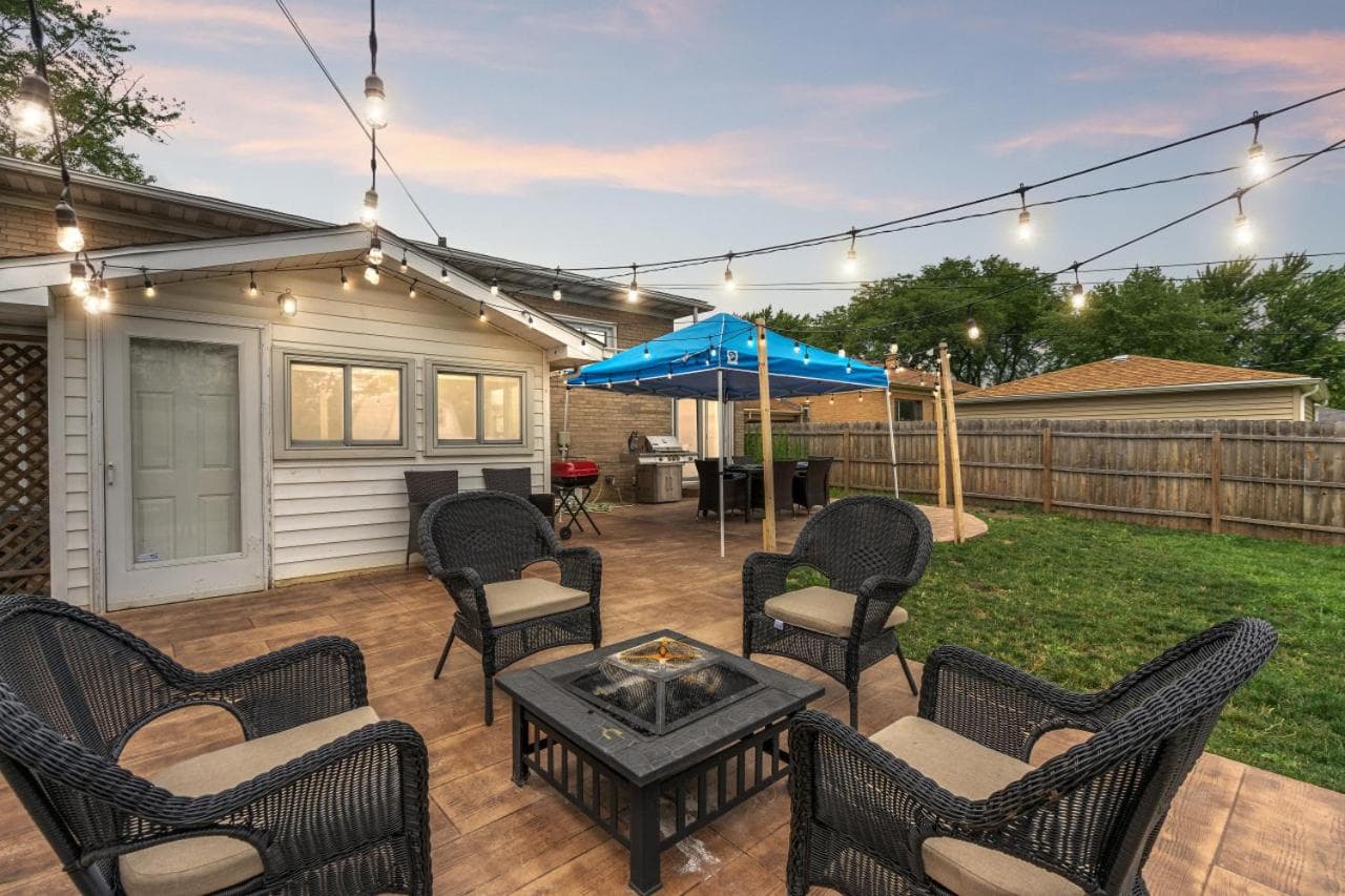 Cozy Home Sleeps 10 Lombard Chicago Suburb