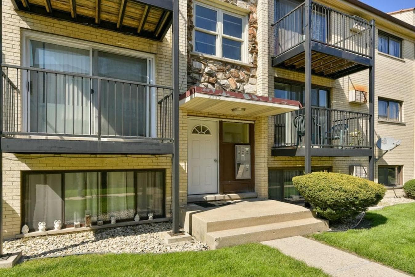 Mins from O'Hare • Safe Location • Private Parking