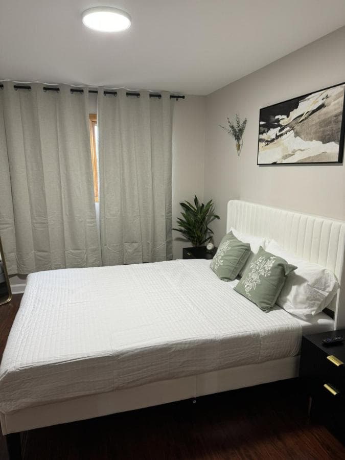 3BR Modern Apt • Gym • Workspace • Quiet Location