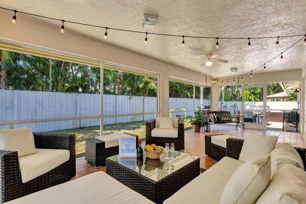 Hottub! Mini Golf! Water Access! Pets! 5min beach!