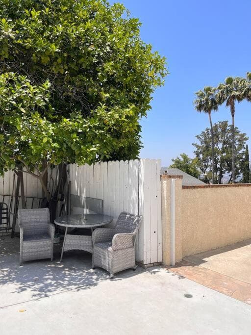 Studio Living,Quiet Neighborhood, Near Airport