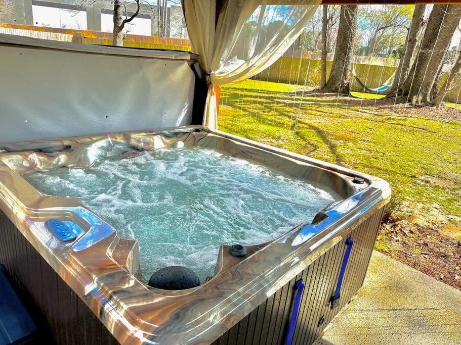 King bed, 1 gig net, hottub upon request, handicap accessible