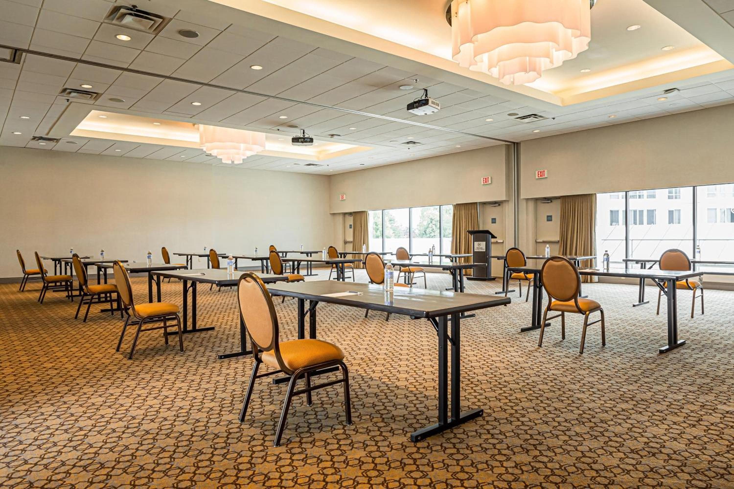 Sheraton Vancouver Guildford Hotel