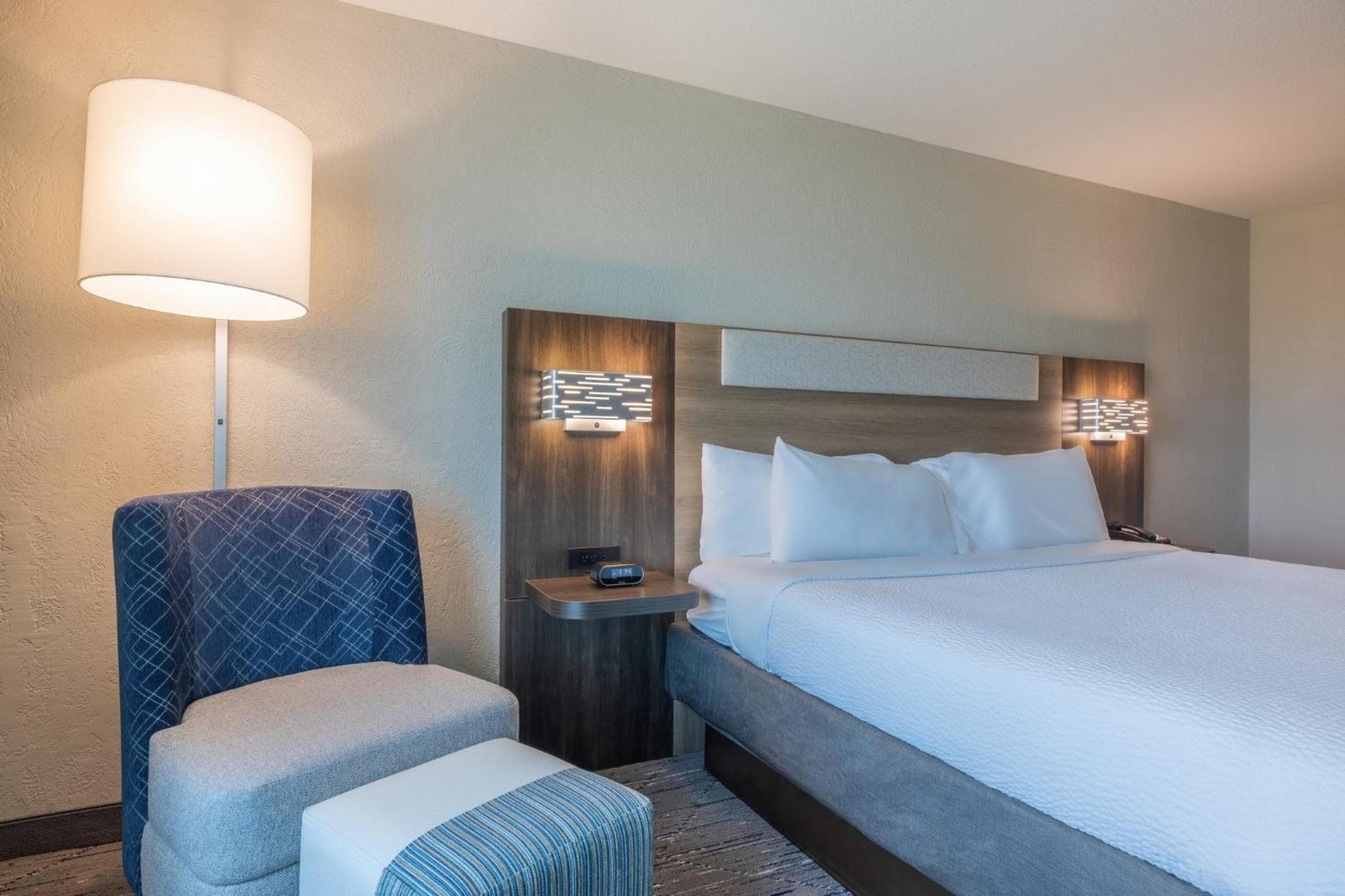 Holiday Inn Express & Suites Kansas City Airport by IHG