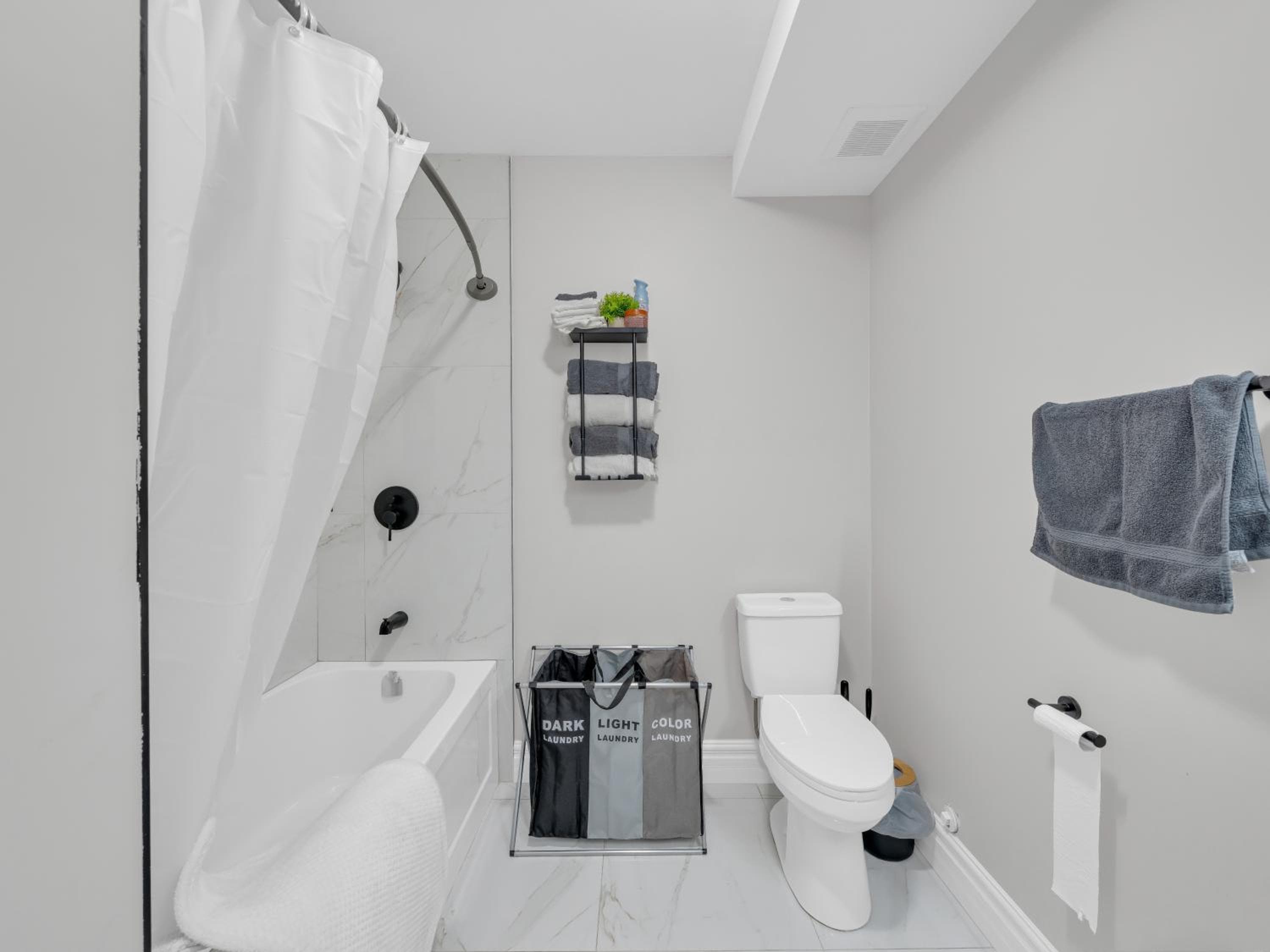 Stylish 2-Bedroom Apartment In Downtown Windsor