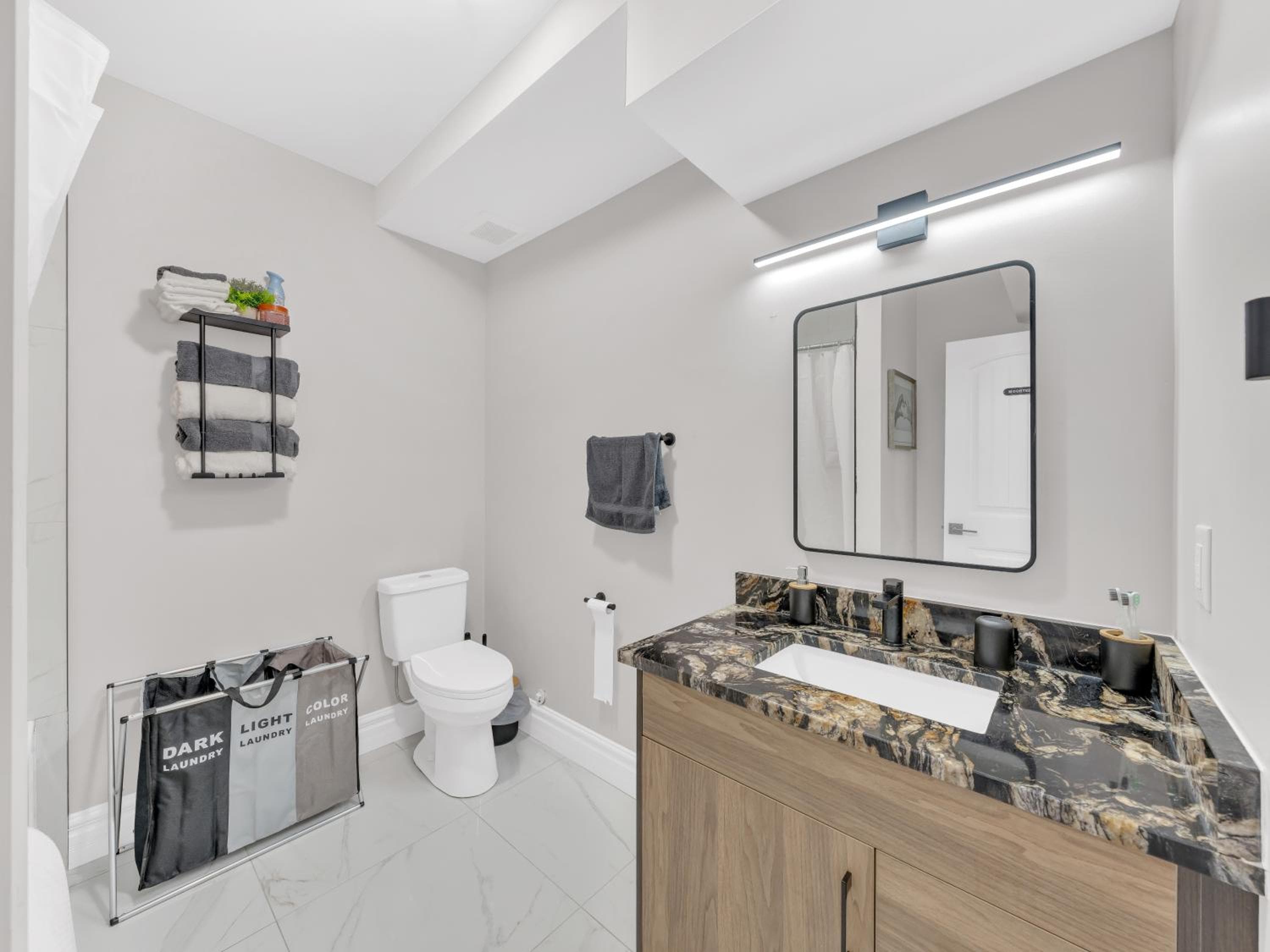 Stylish 2-Bedroom Apartment In Downtown Windsor