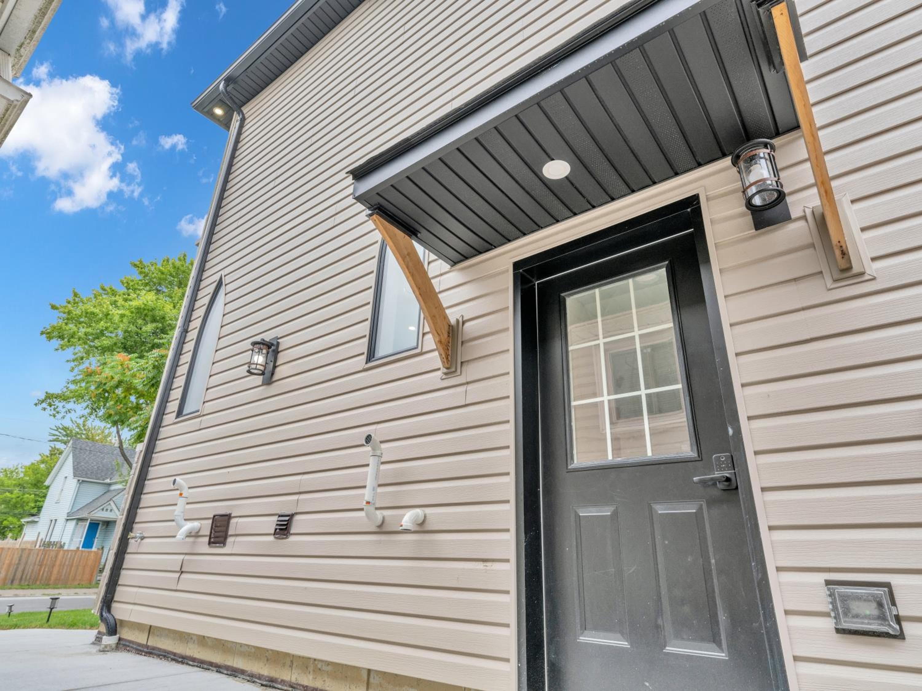 Stylish 2-Bedroom Apartment In Downtown Windsor