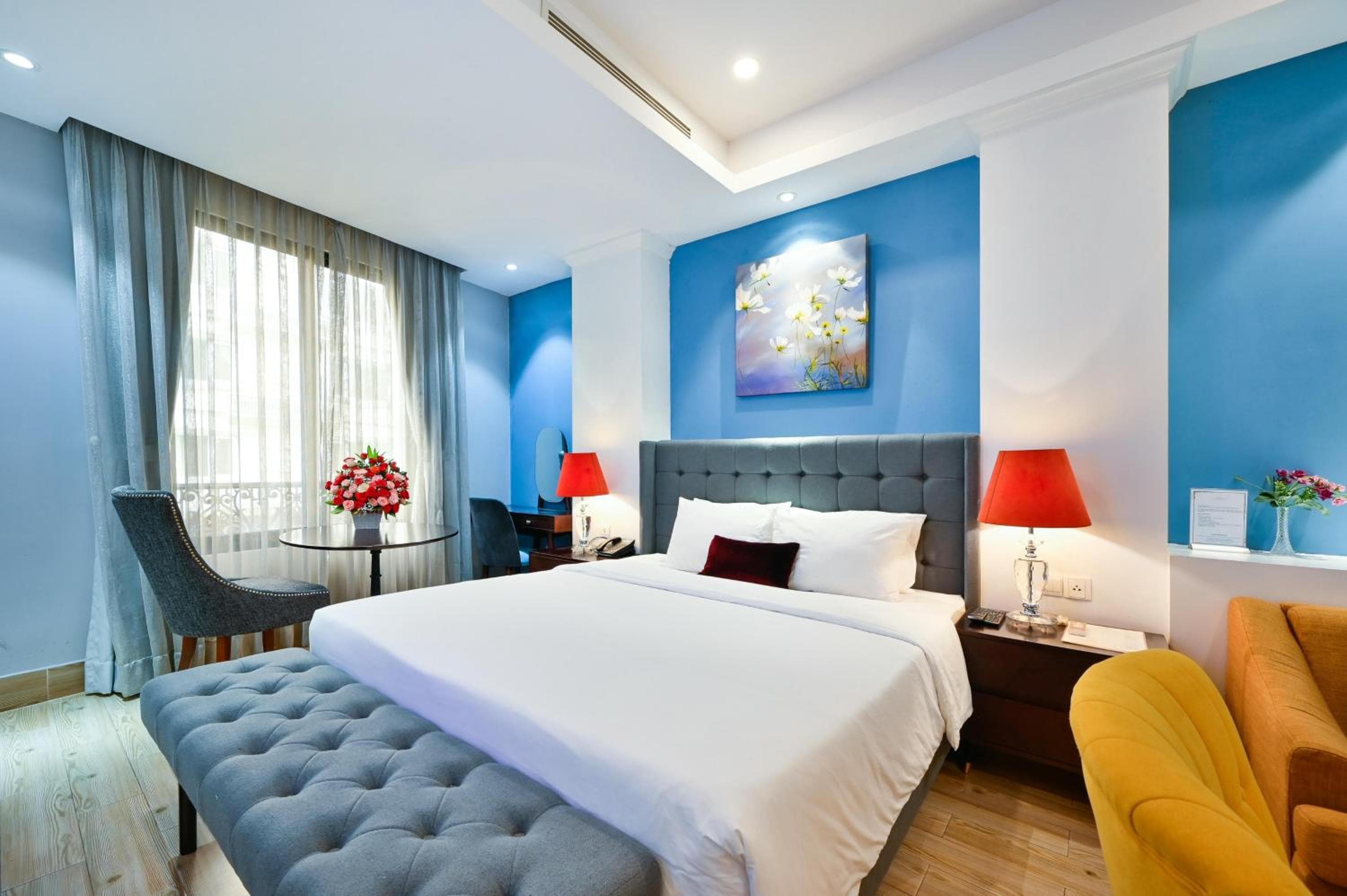 California Saigon Hotel & Rooftop Pool