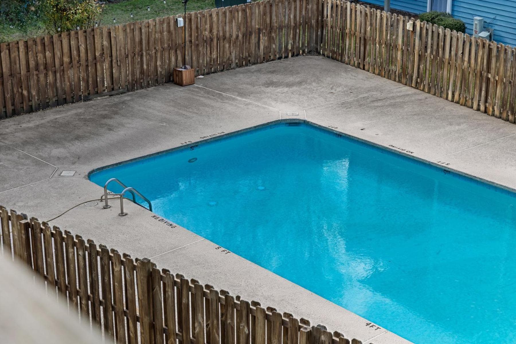 Corporate Retreat - Stylish 2BR Condo with Pool, Balcony & Fast Wi-Fi, Minutes from Downtown Wilmington
