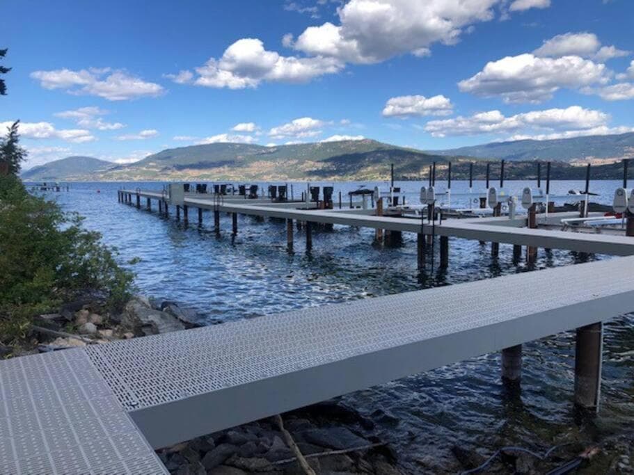 Lakefront Cottage boat lift