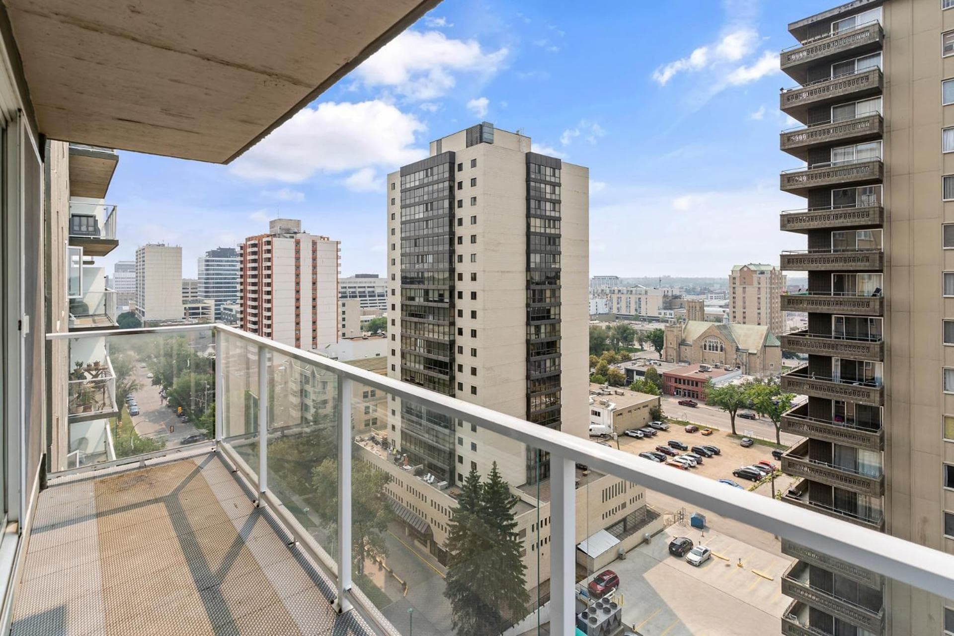 Downtown river-view high-rise, free parking, gym