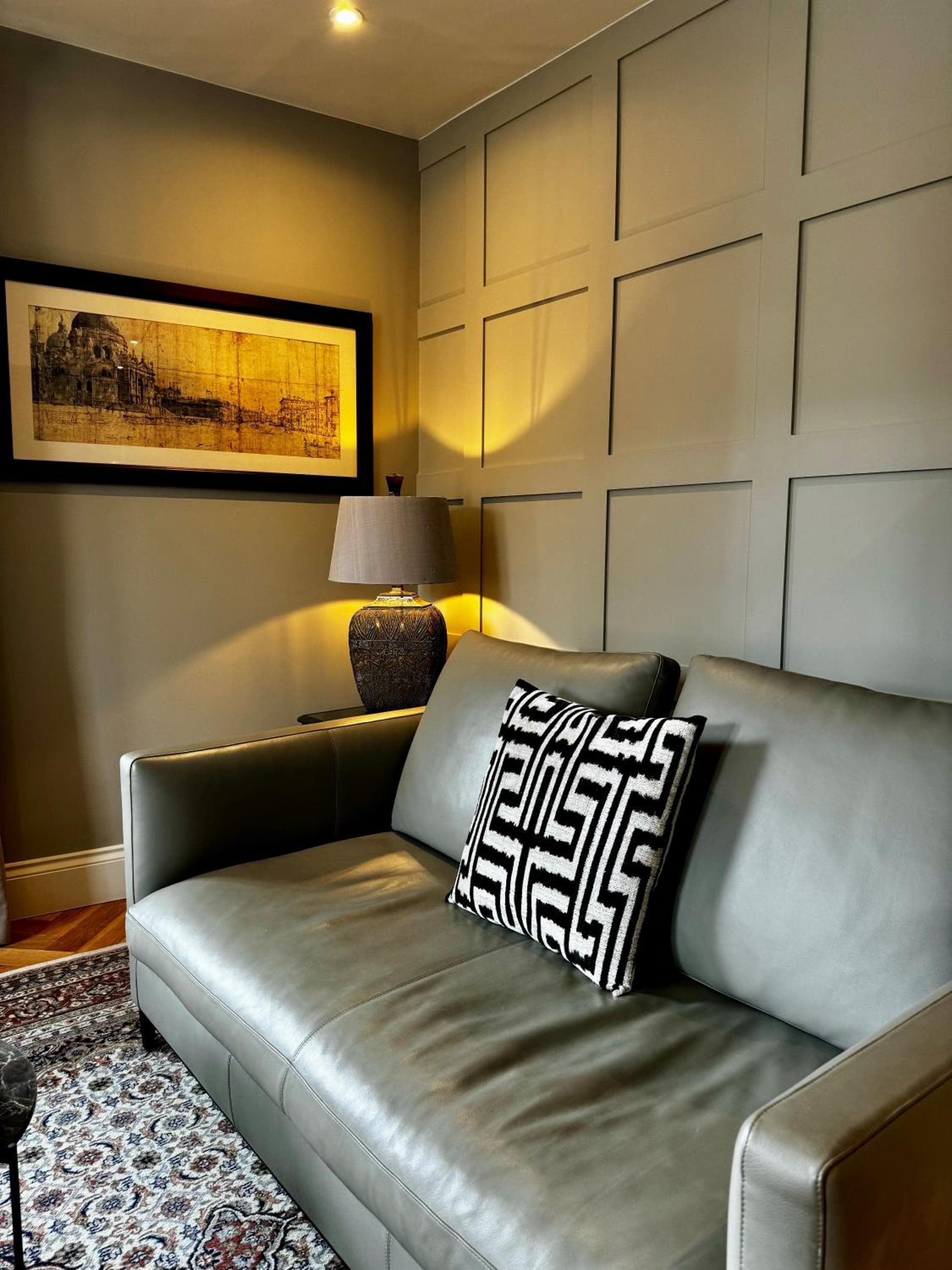 Romeo's Arch - 3BR Luxury Apartment, Heart of Town, Parking, Sleeps 6