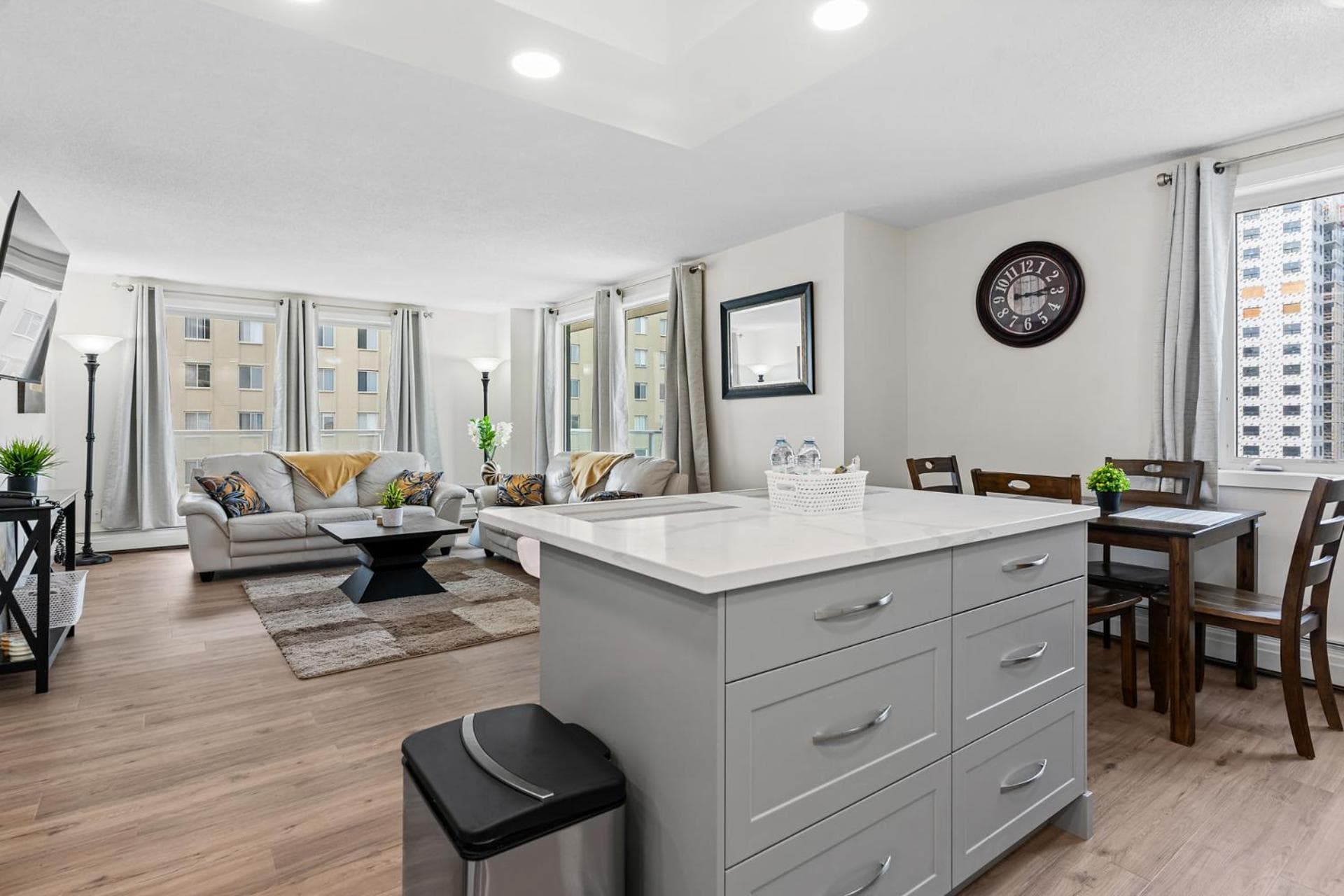 Downtown river-view high-rise, free parking, gym