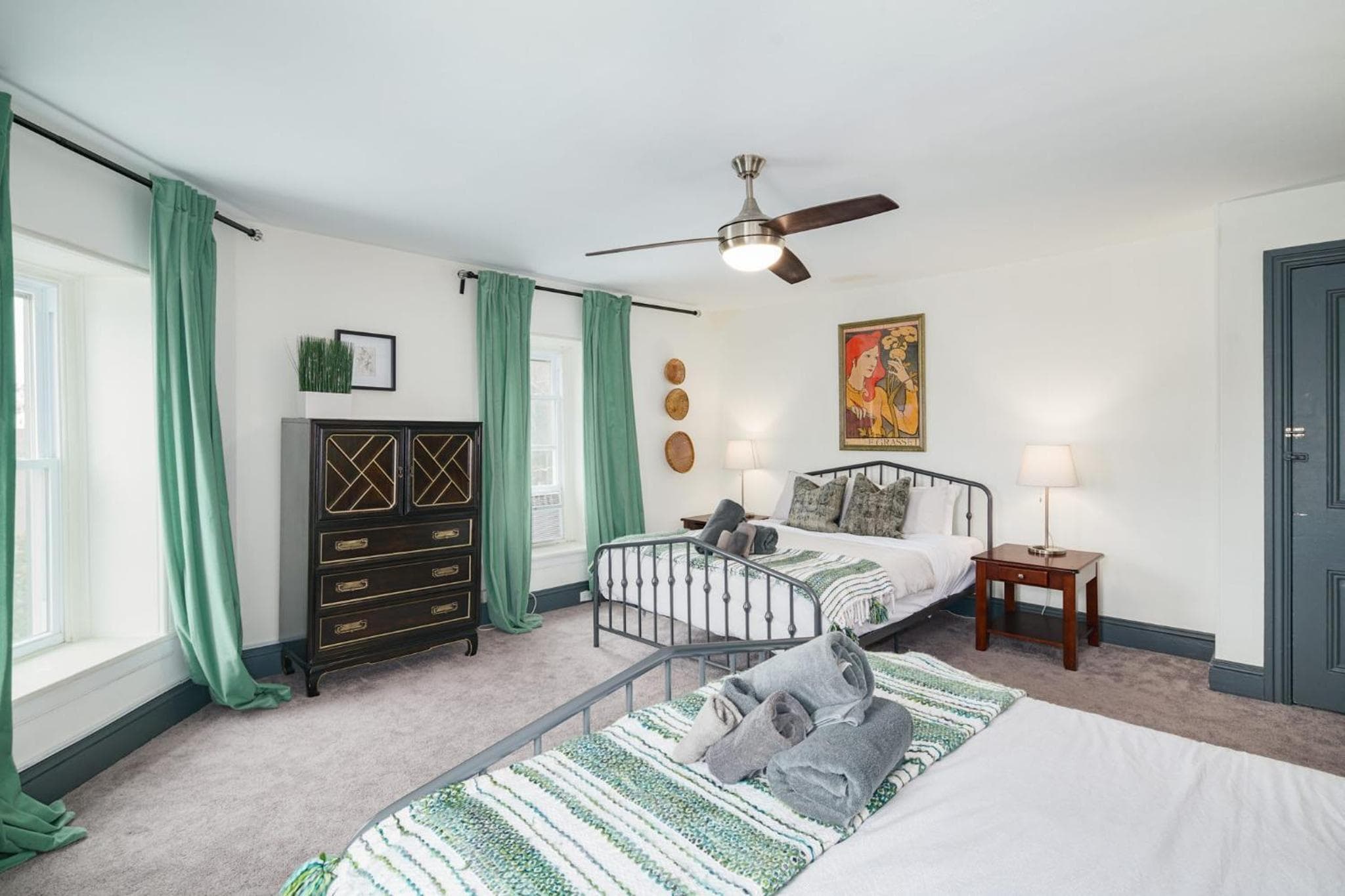 Large Bi-level Apartment in Heart of Manayunk