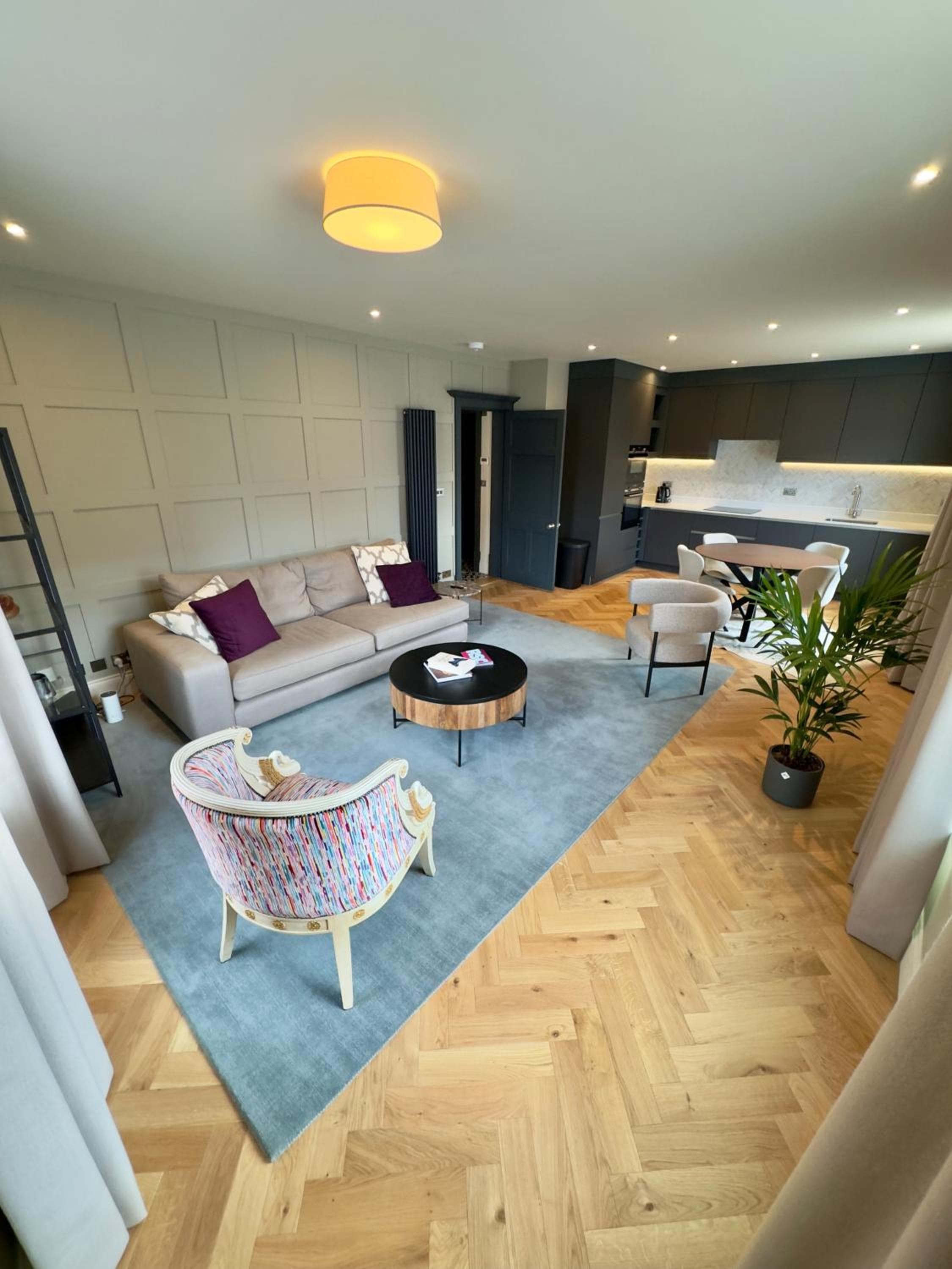 Macbeth's Corner - 2BR Luxury Apartment, Heart of Town, Parking, Sleeps 4