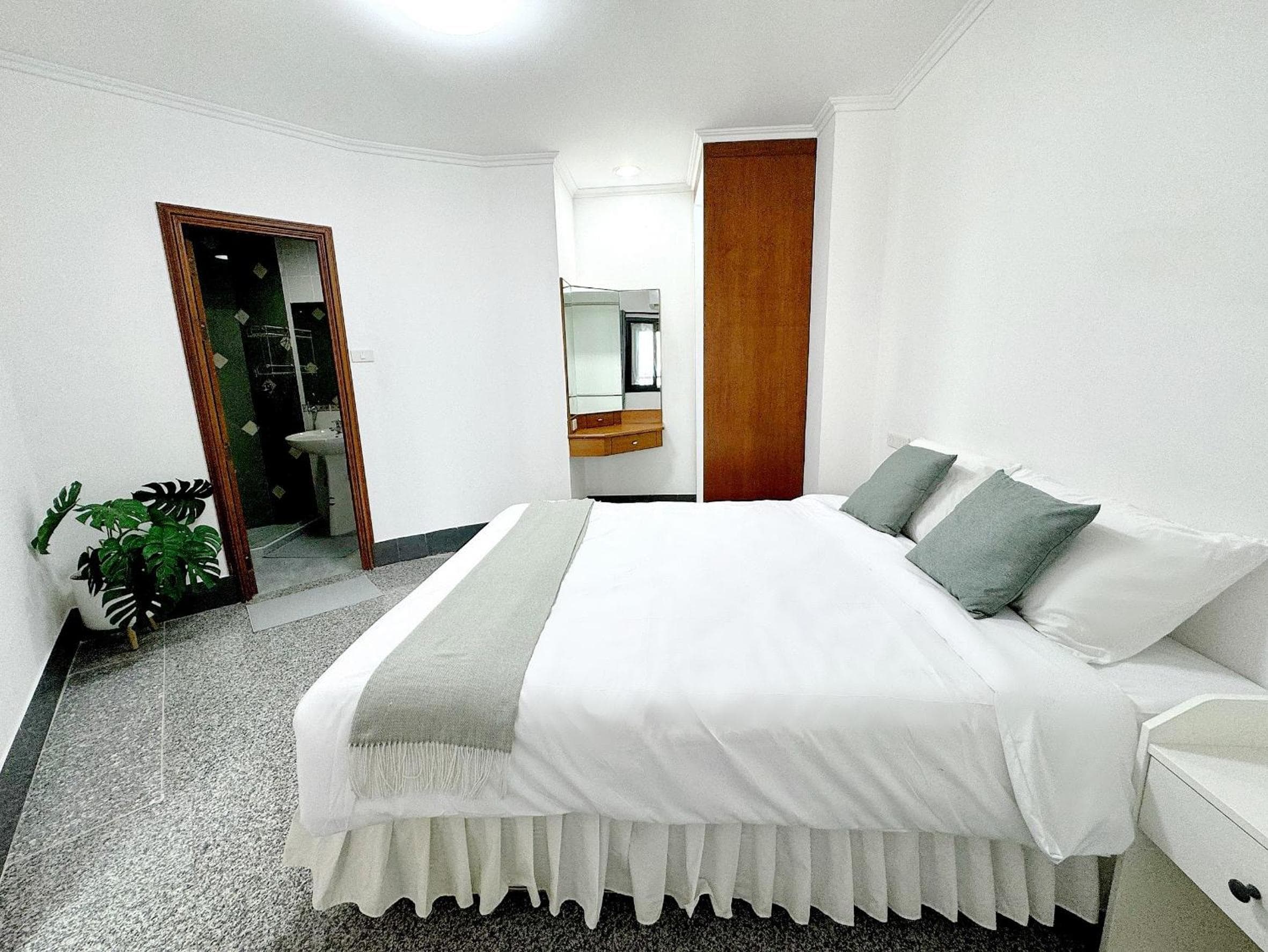 Center Bangkok Suite next to Platinum mall