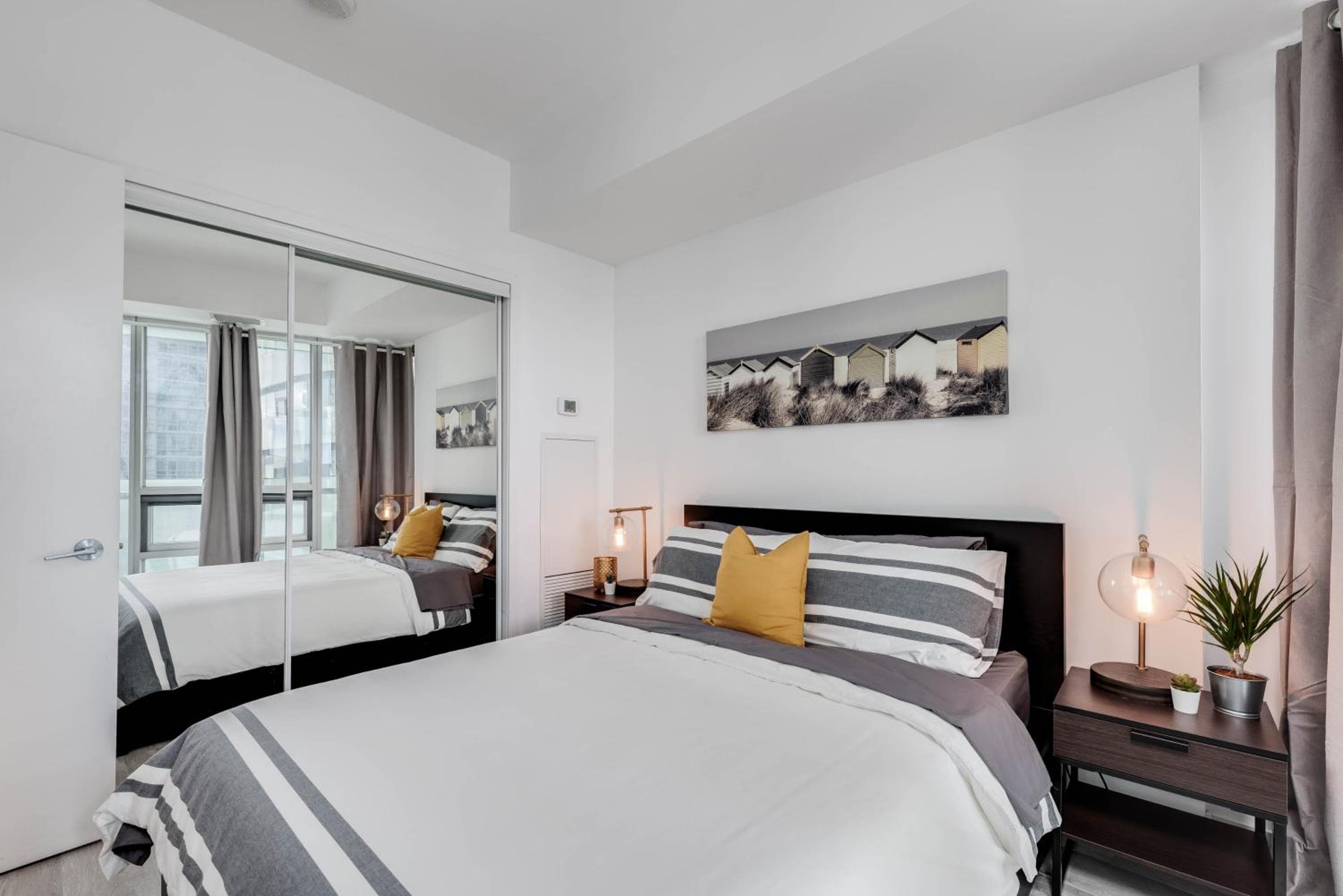 StayToronto - The York Suites