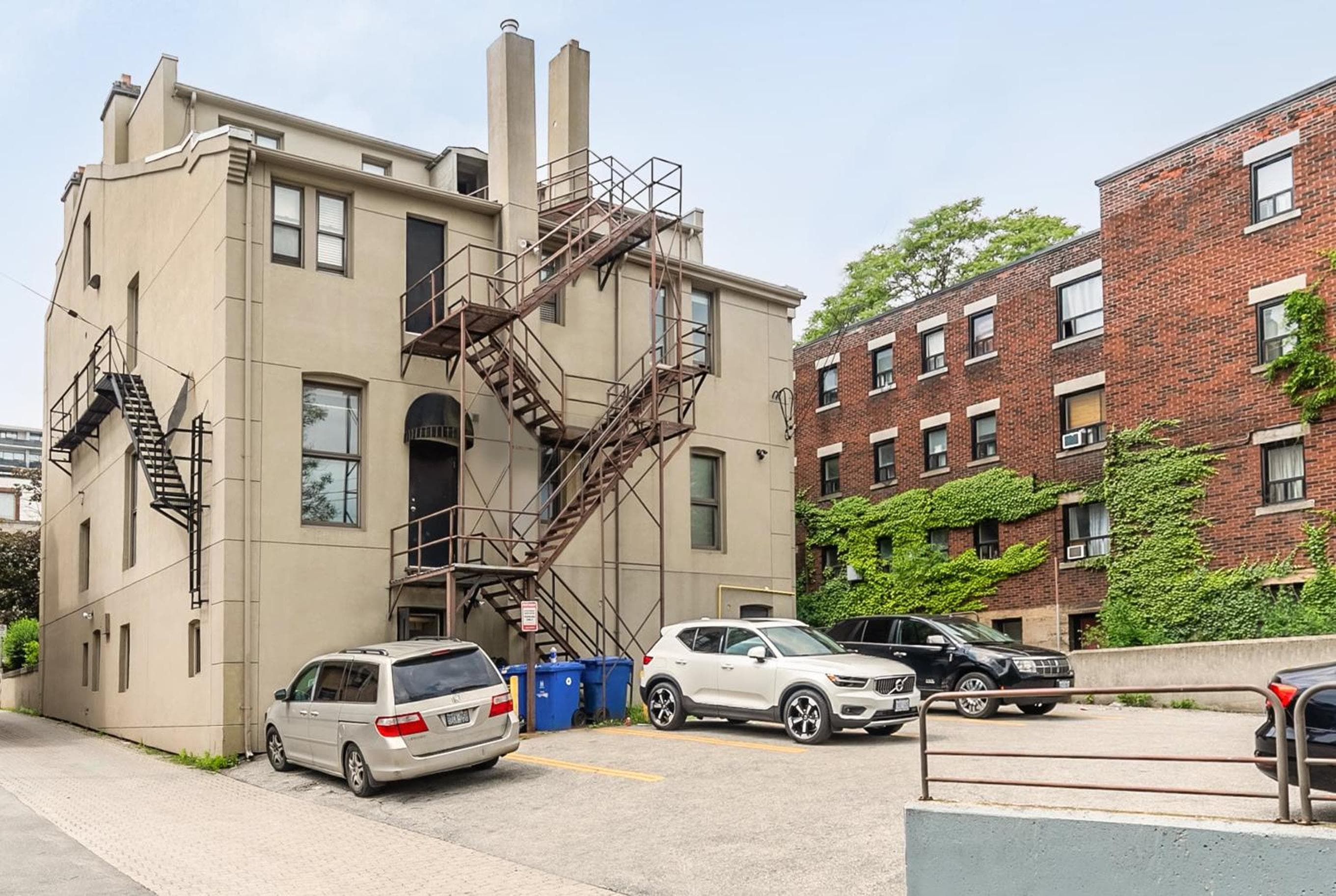 2BR Apartment - Steps To Downtown