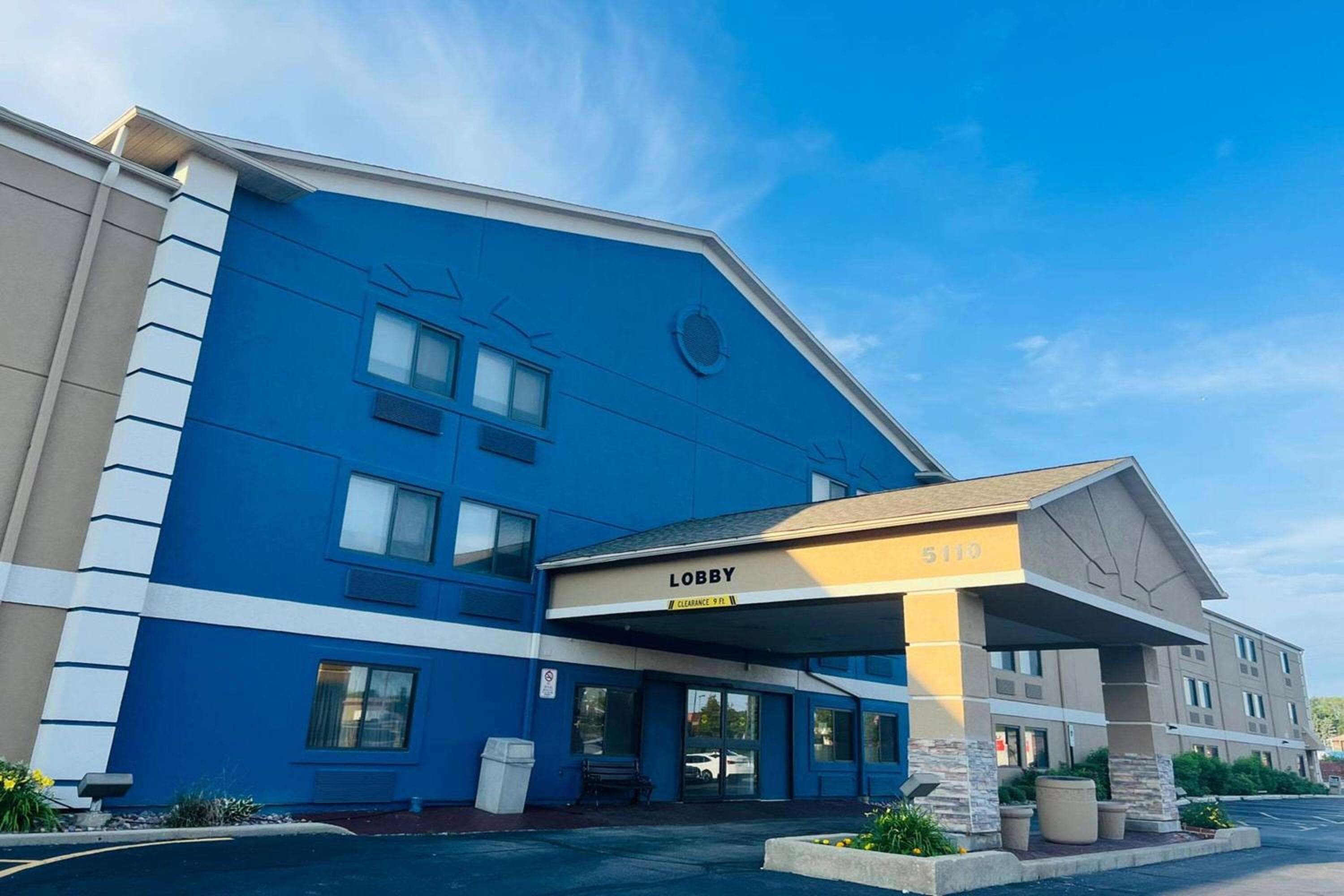 AmericInn by Wyndham Glendale Milwaukee