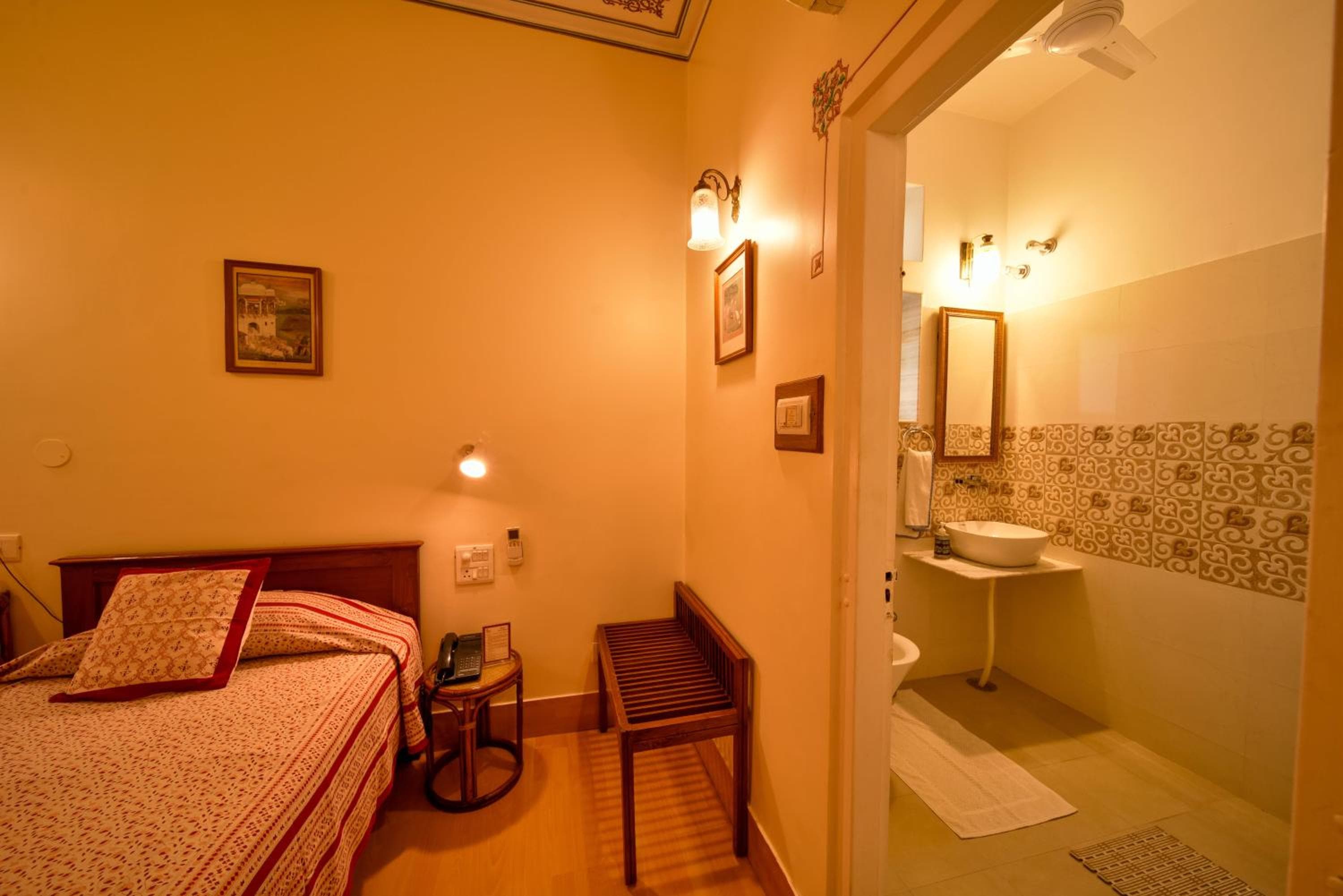 Hotel Arya Niwas