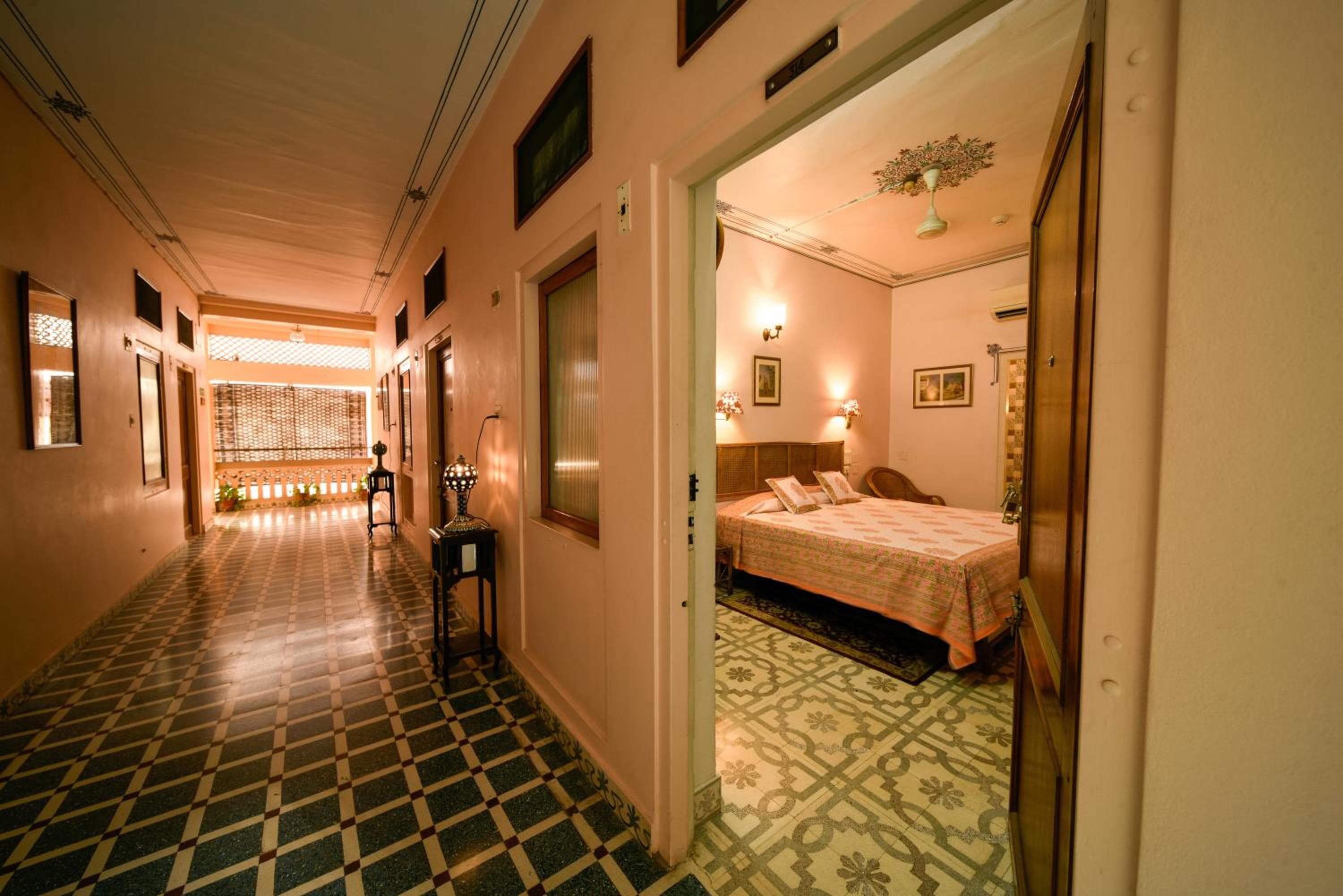 Hotel Arya Niwas