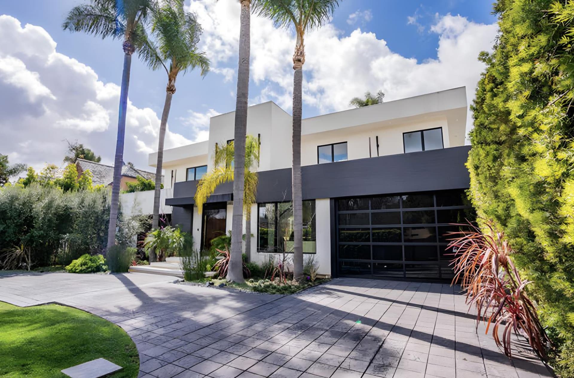 Sleek Grand Villa in Beverly Hills
