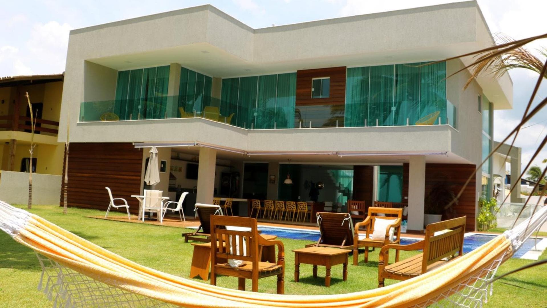 Beachfront House with 5 Suites in Guarajuba