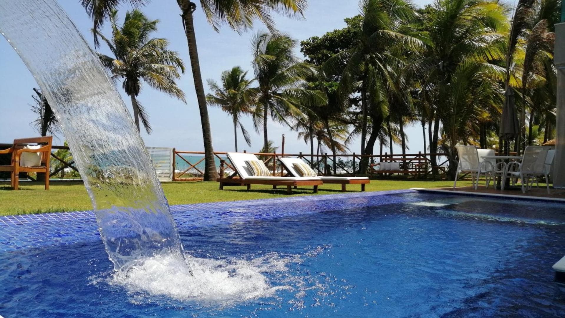 Beachfront House with 5 Suites in Guarajuba