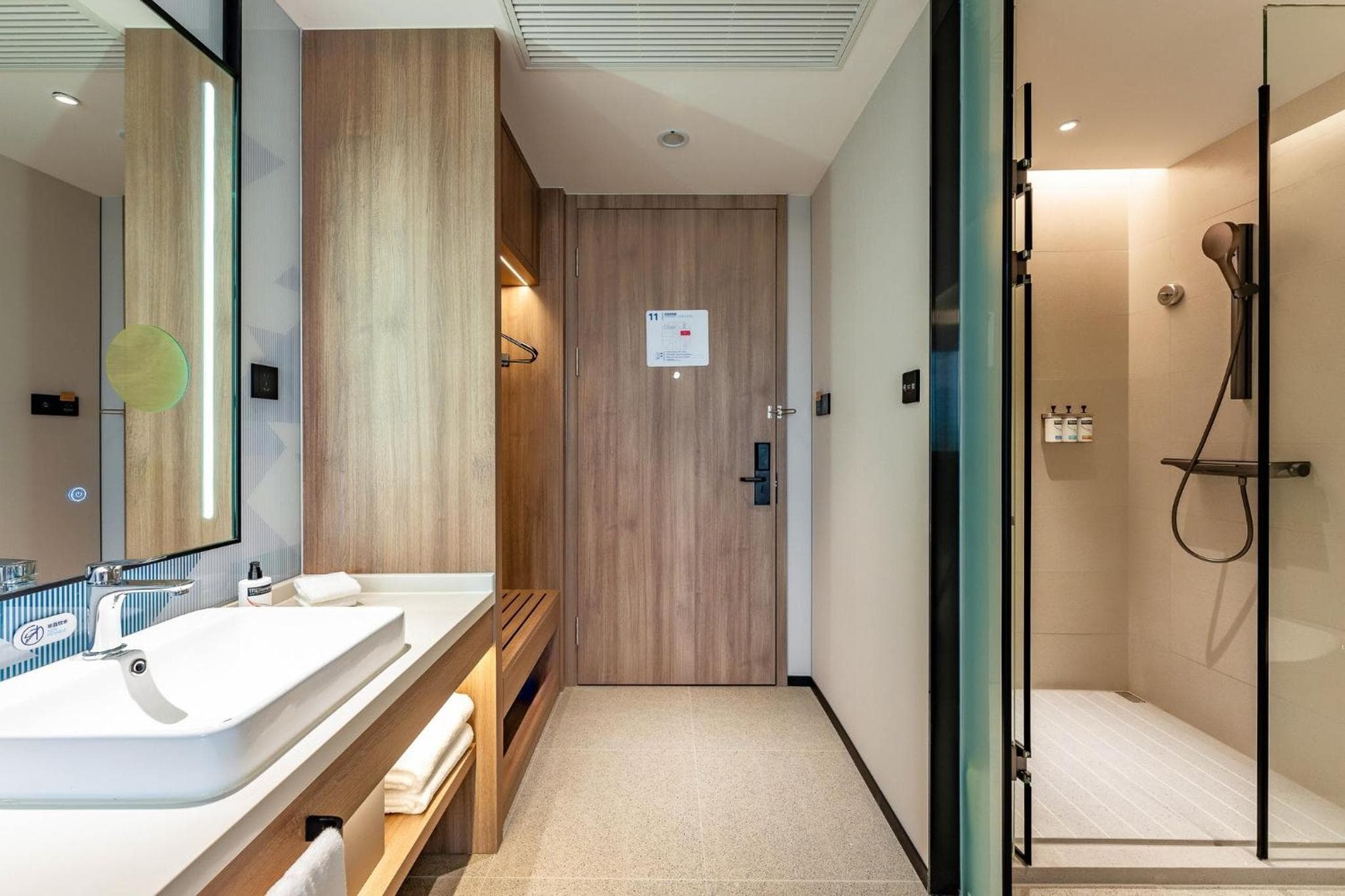 Holiday Inn Express Shanghai Jing'an Temple by IHG