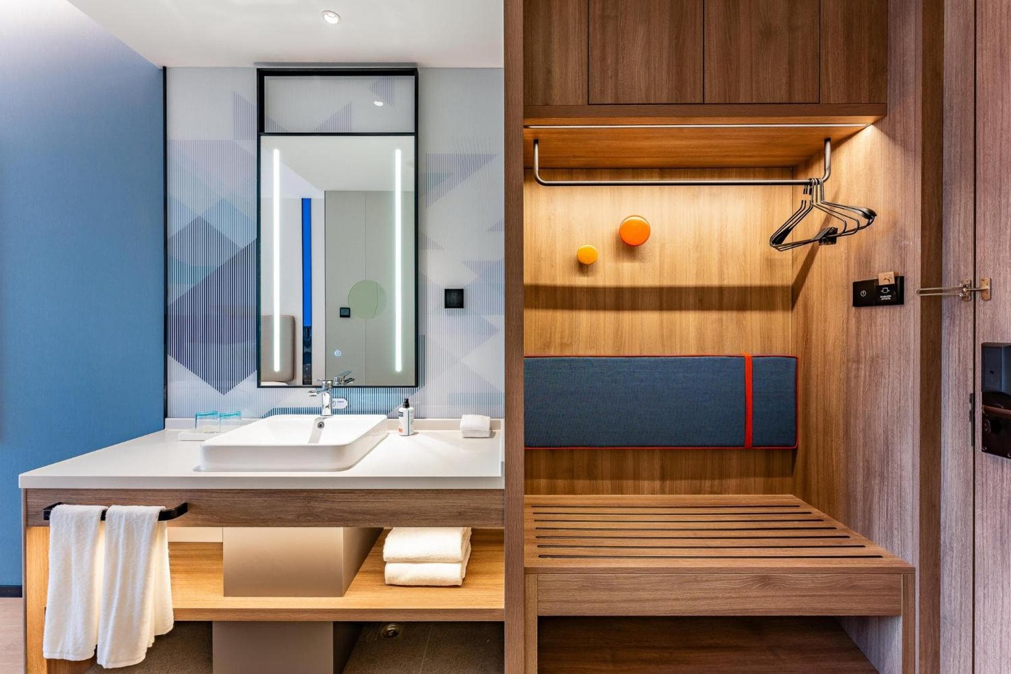 Holiday Inn Express Shanghai Jing'an Temple by IHG